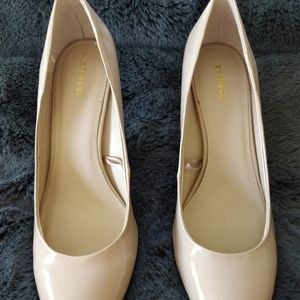 *NEVER WORN* Express nude patent pumps